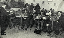 april 1970 - wekelijkse repetitie in het zaaltje van het toenmalige gemeentehuis te Zolder.